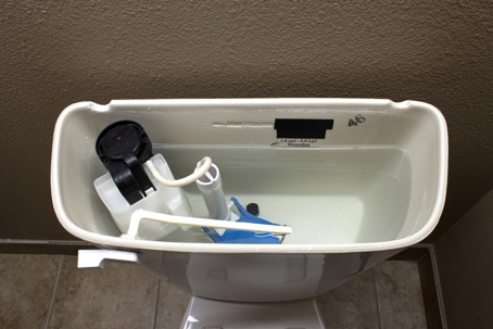 Toilet flush tank