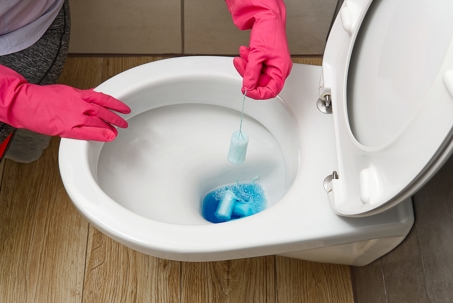 Cleaning a clogged toilet bowl